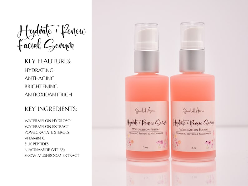 Op de afbeelding: Twee flessen van 2 ounce roze gezichts serum met het label "Hydrate + Renew Serum" met een watermeloen fusie formule. De flessen hebben zilveren doppen en witte pompen. De labels vermelden ook de belangrijkste ingredi&euml;nten, waaronder watermeloen hydrosol, watermeloen extract, granaatappel sterolen, vitamine C, zijde peptiden, niacinamide en sneeuw paddenstoel extract.