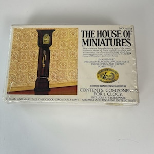 以下が含まれることがあります： 「The House of Miniatures」の箱入りミニチュア時計キット。箱には、1700年代初頭のウィリアムとメアリーのトールケースクロックの画像が描かれています。キットには、1つの時計用のコンポーネント、すべてのハードウェアと組み立て説明書が含まれています。