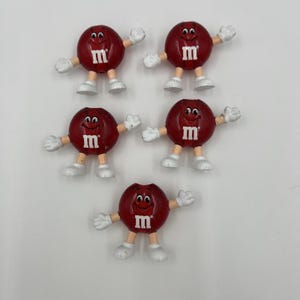 Puede incluir: Un letrero de madera rústica con el texto "Welcome to our home" en letras blancas. El letrero presenta un acabado envejecido y un diseño sencillo y acogedor, perfecto para la decoración de la entrada.