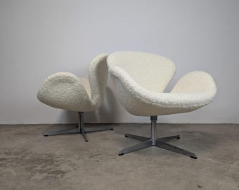 Pair of Vintage Mid Century Swivel Swan Armchair in Boucle by Arne Jacobsen for Fritz Hansen, c1960s - Refinished Condition