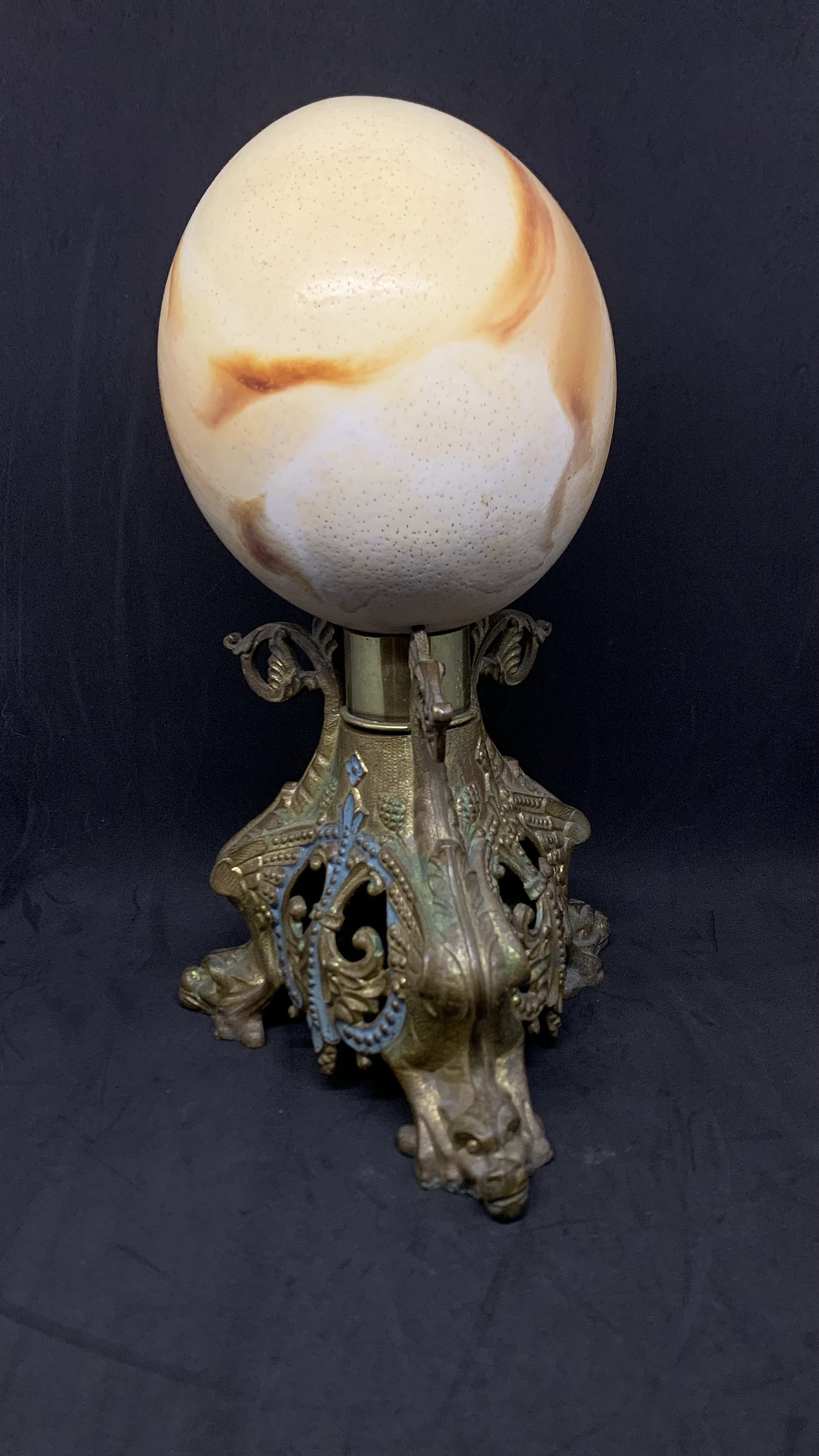 Œuf d'autruche sur Socle.