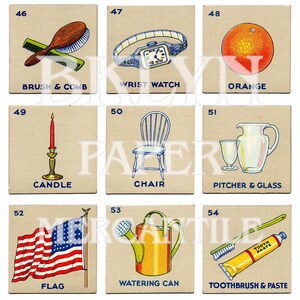 Puede incluir: Nueve ilustraciones de estilo vintage sobre cuadrados beige. Los art&iacute;culos incluyen un cepillo y peine, un reloj de pulsera, una naranja, una vela, una silla, una jarra y un vaso, una bandera, una regadera y un cepillo de dientes con pasta dental. Cada art&iacute;culo tiene una etiqueta descriptiva.