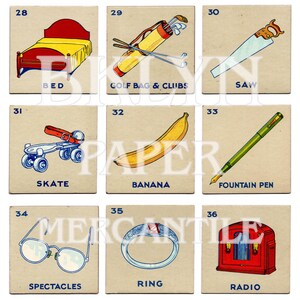 Puede incluir: Ilustraciones de estilo vintage de varios objetos en tarjetas cuadradas. Los elementos incluyen una cama, una bolsa de golf, una sierra, un pat&iacute;n, un pl&aacute;tano, una pluma estilogr&aacute;fica, unas gafas, un anillo y una radio. Cada tarjeta tiene un n&uacute;mero y una etiqueta.