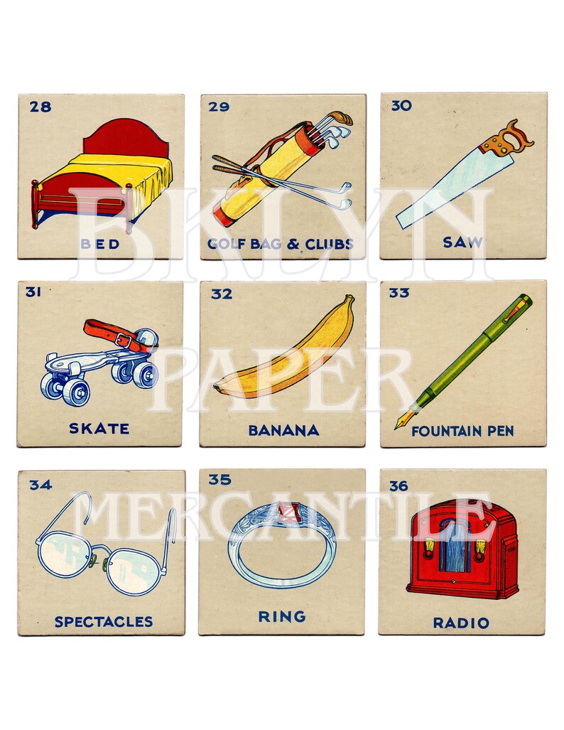 Puede incluir: Ilustraciones de estilo vintage de varios objetos en tarjetas cuadradas. Los elementos incluyen una cama, una bolsa de golf, una sierra, un pat&iacute;n, un pl&aacute;tano, una pluma estilogr&aacute;fica, unas gafas, un anillo y una radio. Cada tarjeta tiene un n&uacute;mero y una etiqueta.