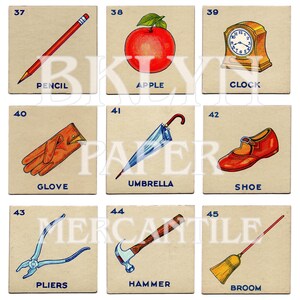 Puede incluir: Nueve tarjetas ilustradas con varios objetos. Las tarjetas incluyen un l&aacute;piz, una manzana, un reloj, un guante, un paraguas, un zapato, unos alicates, un martillo y una escoba. Cada tarjeta tiene el nombre del objeto impreso debajo.