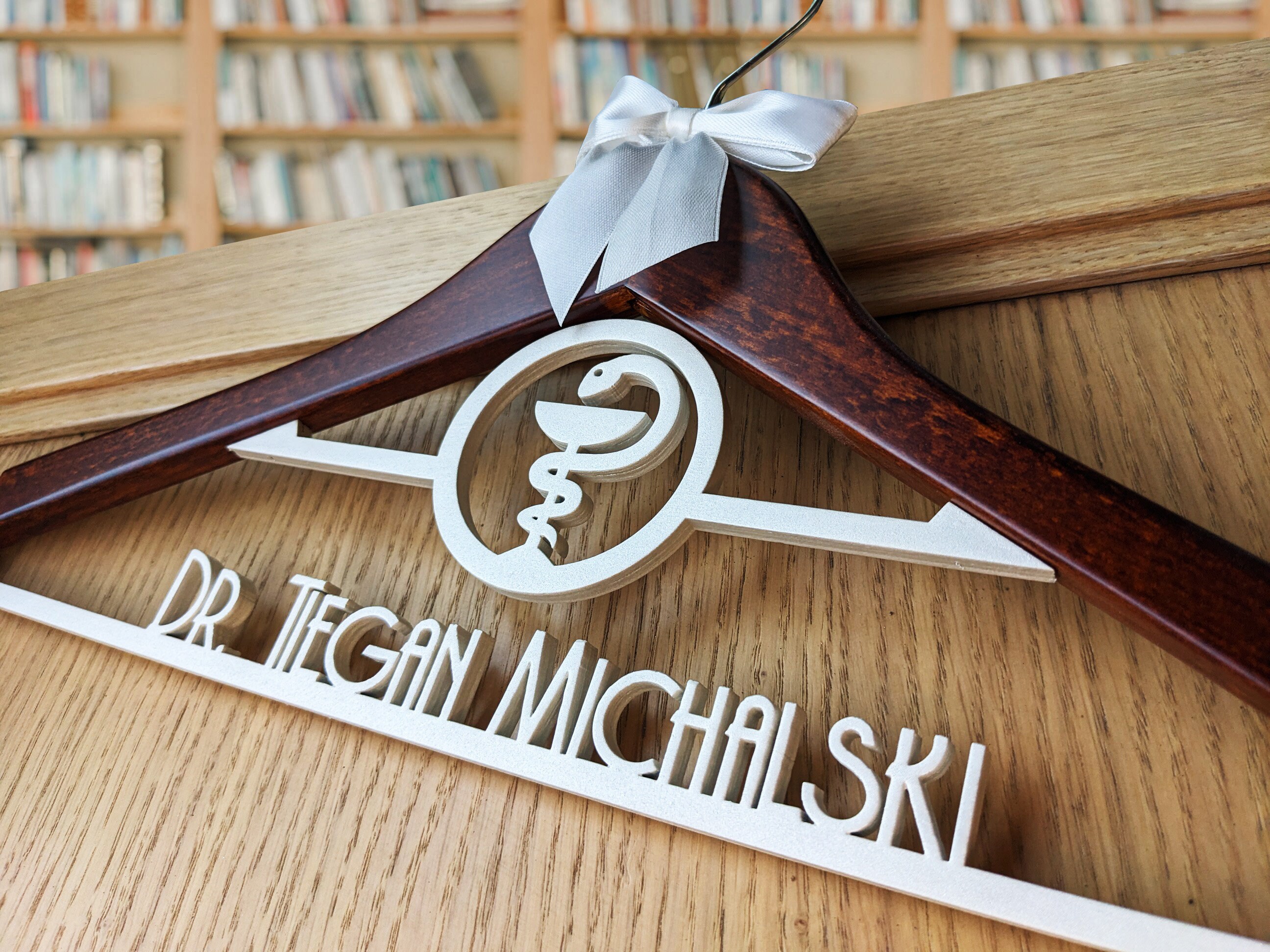 Apotheker Geschenk, weißer Kleiderbügel, Geschenk für neuen Arzt, PharmD Kleiderbügel, Apotheke, 1.