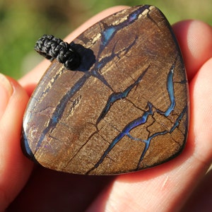 Boulder opaal hanger. Aardse, natuurlijke massieve opaalketting met macramékoord. Op maat gemaakte echte Australische opalen.