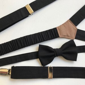Puede incluir: Conjunto de tirantes y pajarita negros. Los tirantes tienen clips met&aacute;licos plateados y un parche marr&oacute;n en la espalda. La pajarita es de estilo cl&aacute;sico. Ideal para eventos formales.