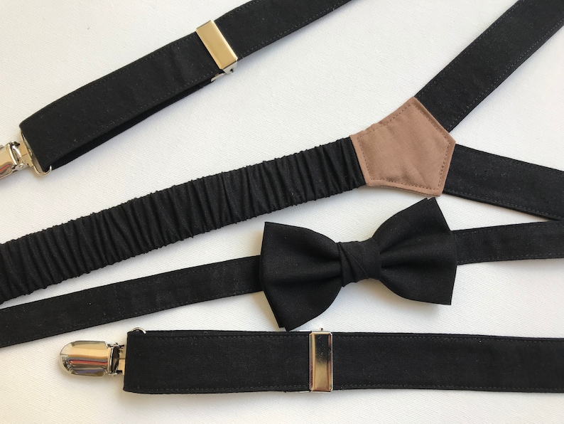 Puede incluir: Conjunto de tirantes y pajarita negros. Los tirantes tienen clips met&aacute;licos plateados y un parche marr&oacute;n en la espalda. La pajarita es de estilo cl&aacute;sico. Ideal para eventos formales.