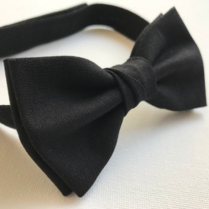 Puede incluir: Una pajarita negra con una banda para el cuello ajustable. La pajarita est&aacute; hecha de una tela texturizada y est&aacute; atada en forma de lazo cl&aacute;sico. La banda para el cuello tiene un cierre de velcro para un ajuste f&aacute;cil.