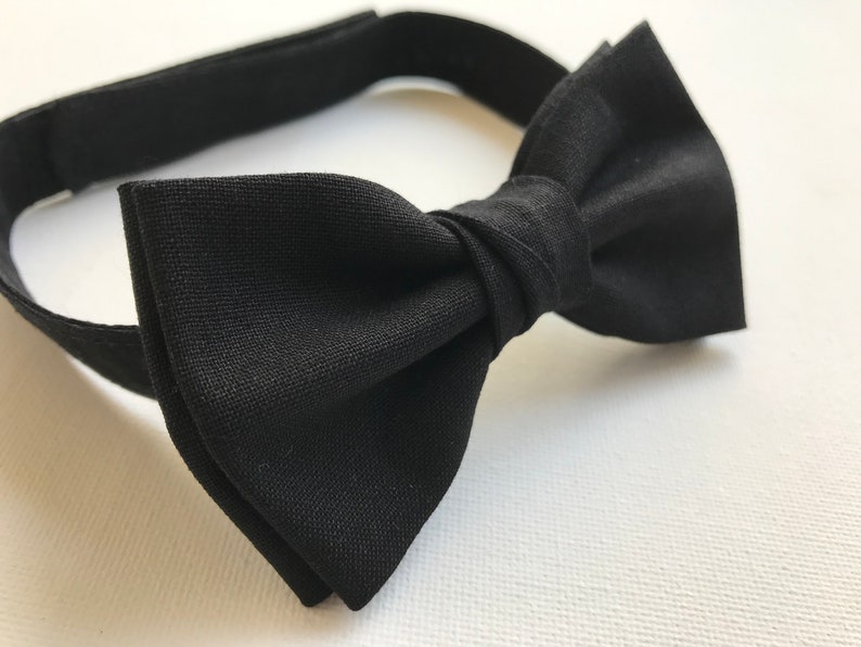 Puede incluir: Una pajarita negra con una banda para el cuello ajustable. La pajarita est&aacute; hecha de una tela texturizada y est&aacute; atada en forma de lazo cl&aacute;sico. La banda para el cuello tiene un cierre de velcro para un ajuste f&aacute;cil.