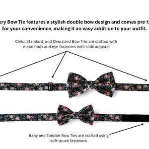 Puede incluir: Dos pajaritas preatadas con un estampado floral en negro, rosa y verde. El texto dice: "Cada pajarita presenta un elegante dise&ntilde;o de doble lazo y viene preatada para tu comodidad, lo que la convierte en una adici&oacute;n f&aacute;cil a tu atuendo."