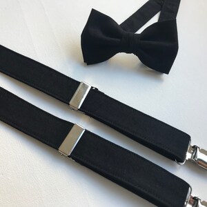 Puede incluir: Un conjunto de pajarita y tirantes negros. La pajarita es preatada y est&aacute; hecha de tela suave. Los tirantes son negros con clips met&aacute;licos plateados. Este conjunto es adecuado para eventos formales o para a&ntilde;adir un toque de estilo.