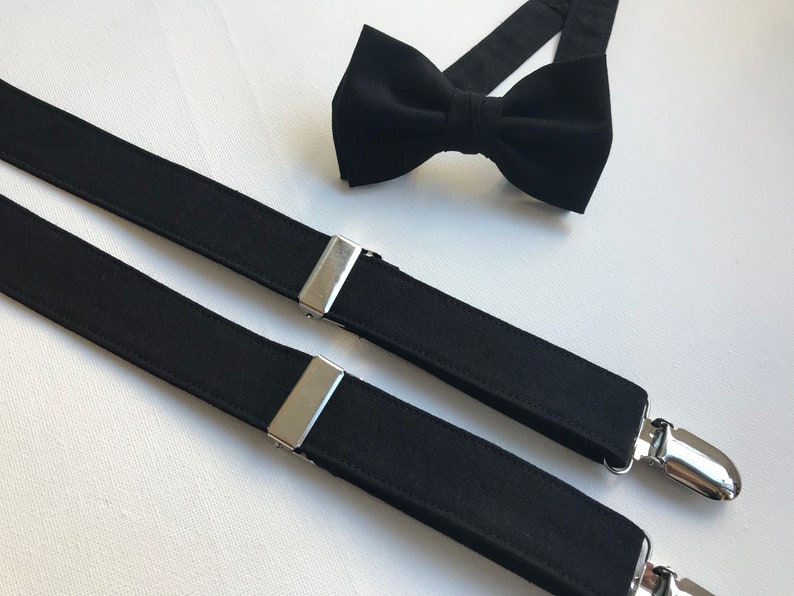 Puede incluir: Un conjunto de pajarita y tirantes negros. La pajarita es preatada y est&aacute; hecha de tela suave. Los tirantes son negros con clips met&aacute;licos plateados. Este conjunto es adecuado para eventos formales o para a&ntilde;adir un toque de estilo.