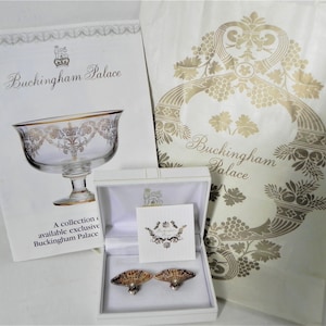 Para srebrnych, pozłacanych, wachlarzowatych kolczyków-klipsów. Oficjalne produkty Pałacu Buckingham.