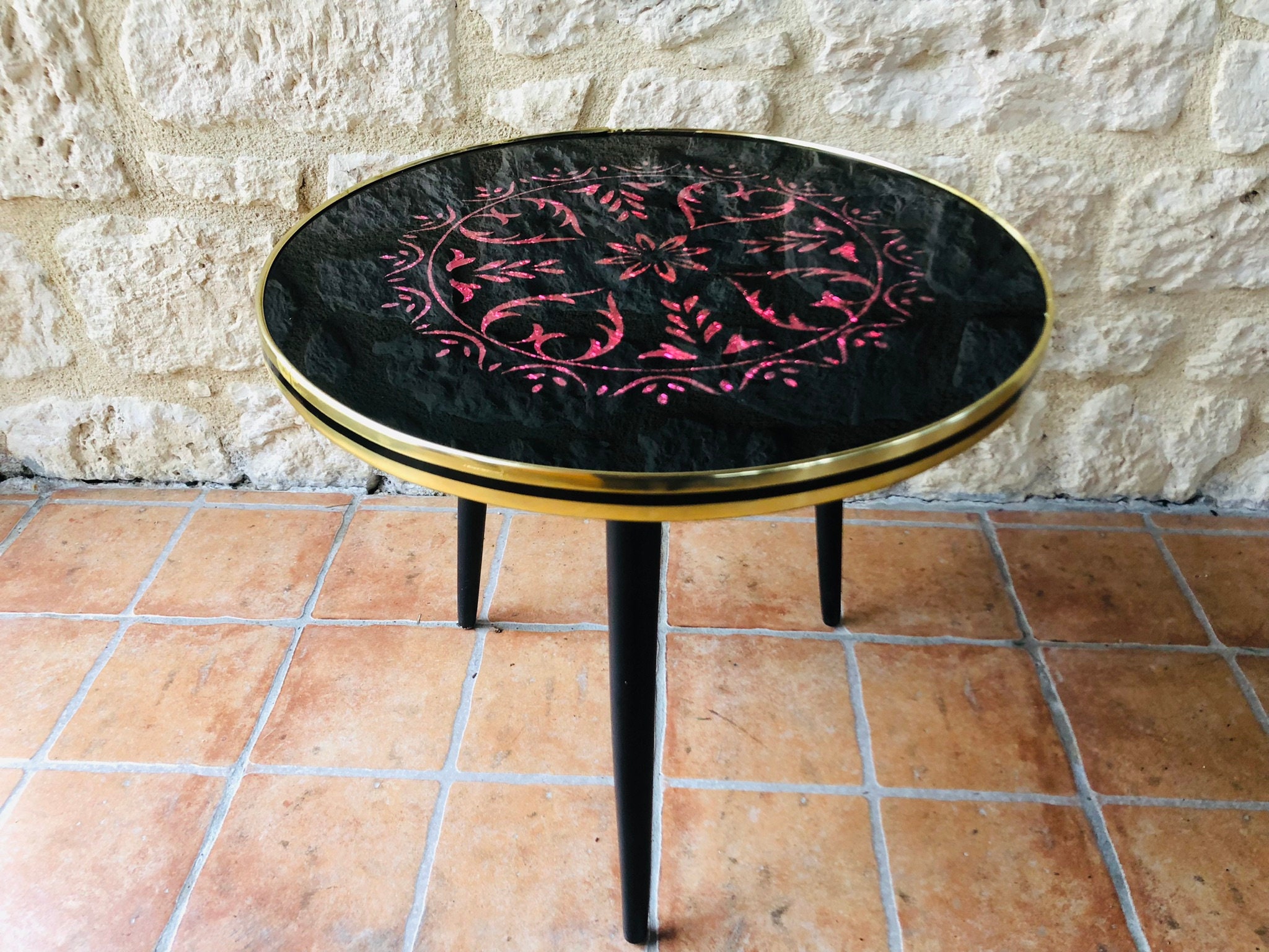 table d'appoint vintage, sur pieds tripodes, années 60/70 environ