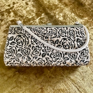 Ungewöhnliche Texturierte Abendtasche mit konturiertem Rosendesign in Schwarz und Creme