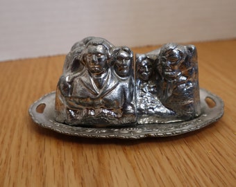 Vintage Metal Alloy Mount Rushmore Salt and Pepper