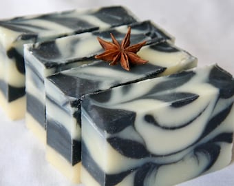 Savon noir à la réglisse : barre végétalienne au charbon actif et à l'anis étoilé