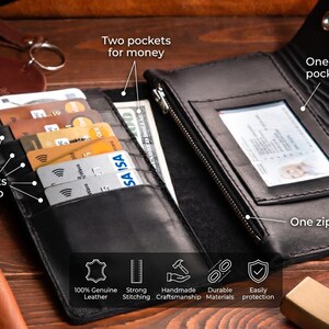 Puede incluir: Una cartera de cuero negro con ocho ranuras para tarjetas que albergan hasta 16 tarjetas, dos bolsillos para dinero, un bolsillo para identificaci&oacute;n y un bolsillo con cremallera. La cartera incluye etiquetas de texto que describen sus caracter&iacute;sticas e iconos de cuero genuino, costuras fuertes, artesan&iacute;a hecha a mano, materiales duraderos y protecci&oacute;n.