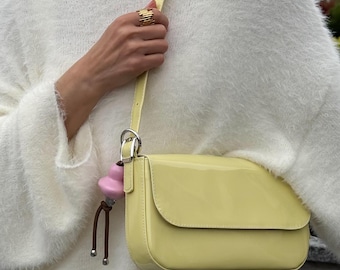 Borsa in pelle verniciata gialla, borsetta a tracolla luminosa per matrimoni estivi, borsa baguette giallo senape, borsa a tracolla pastello, regalo per lei