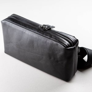 Sac bandoulière en cuir pour homme, sac messager noir, sac banane fait main, petit sac bandoulière poitrine avec fermeture éclair, sac bandoulière homme, cadeaux pour lui