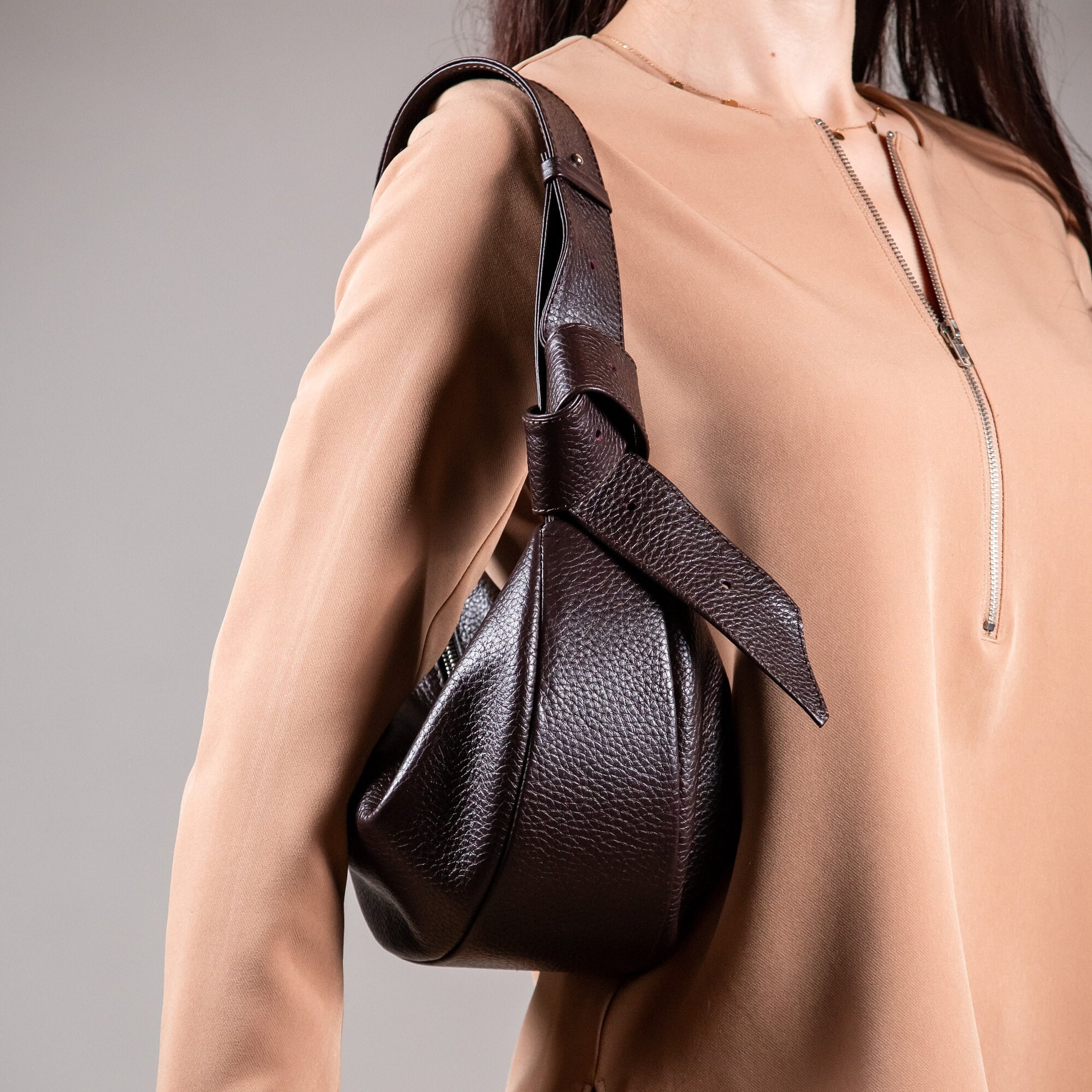 ショルダーバッグ・ポシェット elleme Two-tone leather Dimple Moon shoulder bag DimpleMoonSmallPatentLeatherBl
