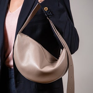 Bolso bandolera de cuero negro, bolso media luna, bolso de luna, bolso de cuero de mujer, bolso de luna en forma de media luna, bolso de bola de masa, bolso de plátano imagen 6