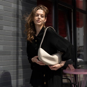Damen Echtleder Halbmond Tasche, Beige Halbmond Tasche, Knödeltasche, Kleine Crossbody Bananentasche, Schulterförmige Mond Handtasche