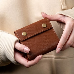 Carteira de couro pequena e fofa para mulheres, carteira minimalista, porta-moedas com fecho personalizado feito à mão, carteira marrom com bolso frontal, bolsa de couro