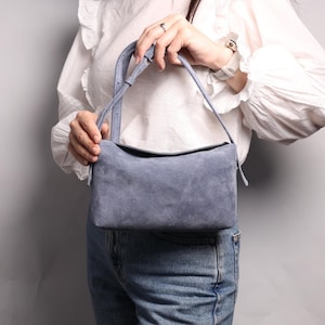 Kleine Wildledertasche, lässige Tasche in Taupe, Designer-Schultertasche aus Wildleder, graue Wildlederhandtasche, beigefarbene Hobo-Tasche aus Wildleder, minimalistische Tasche