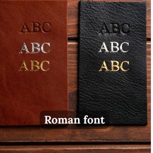 Puede incluir: Dos muestras de cuero rectangulares, una marr&oacute;n y otra negra, cada una con las letras ABC en tres estilos: grabado simple, l&aacute;mina de plata y l&aacute;mina de oro. El texto Roman font es visible en la parte inferior central de la imagen.