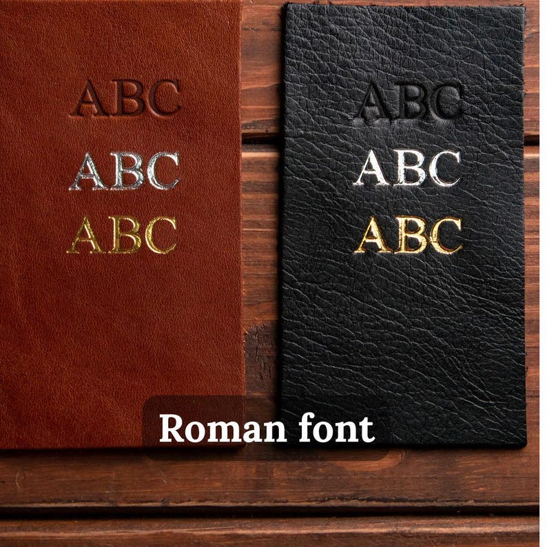 Puede incluir: Dos muestras de cuero rectangulares, una marr&oacute;n y otra negra, cada una con las letras ABC en tres estilos: grabado simple, l&aacute;mina de plata y l&aacute;mina de oro. El texto Roman font es visible en la parte inferior central de la imagen.