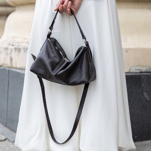Kleine Tragetasche aus schwarzem Leder, Hobo-Tasche aus Leder, handgemachte Unterarmtasche mit Reißverschluss, Umhängetasche für Damen, Crossbody-Handtasche, Mini-Bucket-Bag