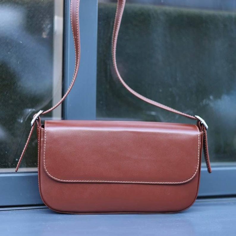 Minimalistische schoudertas, kleine bordeauxrode leren tas, gele lakleren baguette tas, clutch, etui, onderarmtas Caramel