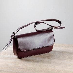 Minimalistische schoudertas, kleine bordeauxrode leren tas, gele lakleren baguette tas, clutch, etui, onderarmtas Burgundy