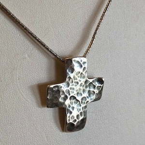 SIlpada Collana con pendente a croce martellata in argento sterling 925 ossidato N0732