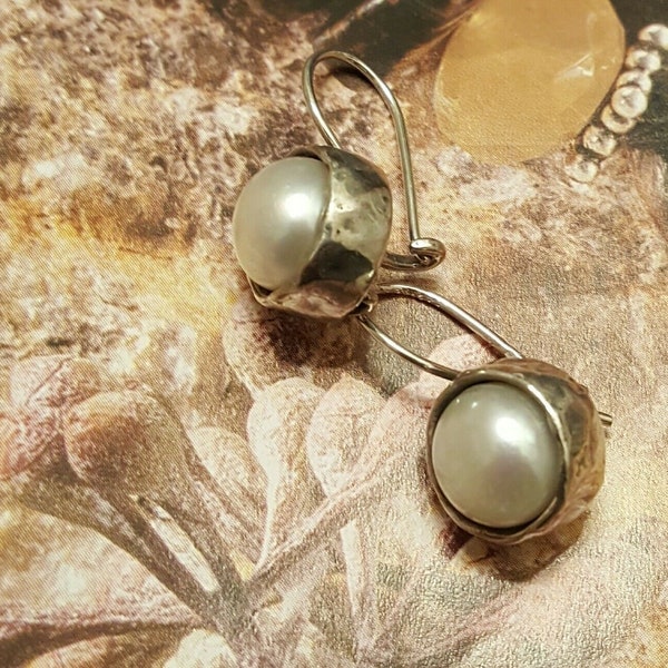 Silpada Hammered 925 Sterling Silver Margarite Pearl Round Earrings W1750