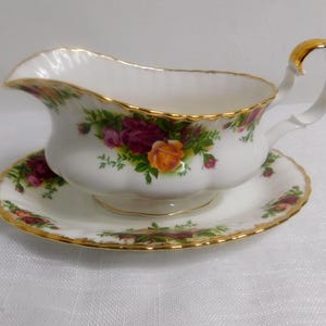 F7 - Royal Albert England Old Country Roses Gravy Boat w/ Underplate