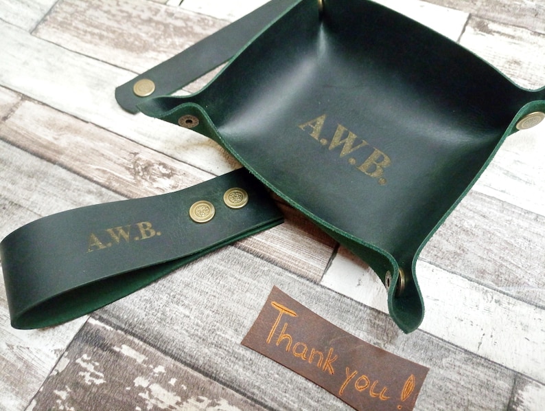 Green tobacco tray and pipe stand.