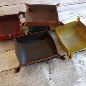 Five tobacco trays, brown, green, dark brown, red and yellow color.