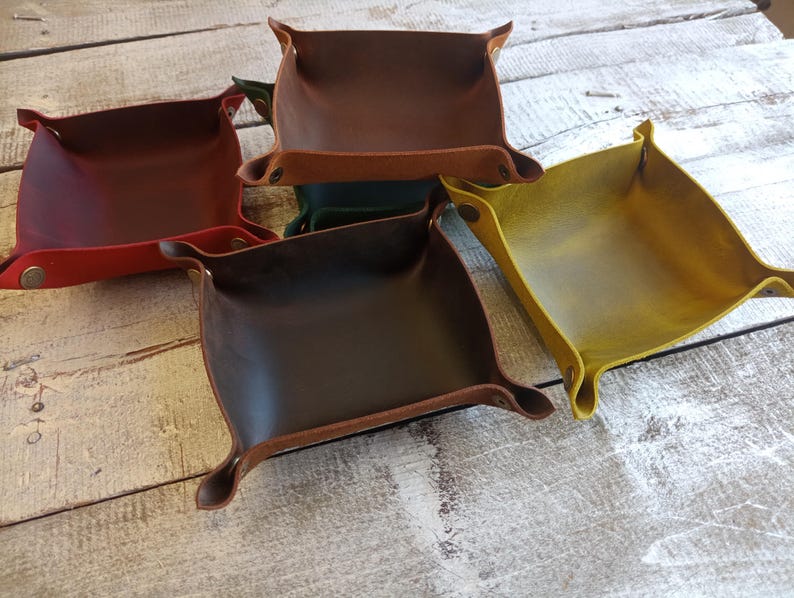 Five tobacco trays, brown, green, dark brown, red and yellow color.