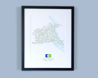 Może przedstawiać: Zobrazowana mapa East Riding of Yorkshire w Anglii, z akwarelowym tłem i listą miast i miasteczek. Mapa zawiera tekst "East Riding Tradition and Progress" oraz małą flagę z białą różą na zielonym tle.