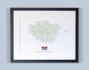 Könnte beinhalten: Eine Schwarzweißkarte von Greater London mit den Namen aller Bezirke und Stadtteile in grüner Schrift. Die Karte ist in einem schwarzen Rahmen gerahmt und enthält die Flagge von Greater London in der unteren rechten Ecke.