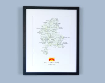Może przedstawiać: Wydrukowana mapa hrabstwa Staffordshire w Anglii, oprawiona w czarną ramę. Nazwy miast i miasteczek w hrabstwie są napisane stylizowanym fontem. Na dole znajduje się flaga hrabstwa.