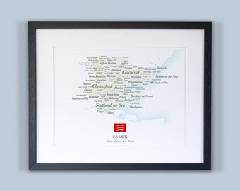 Könnte beinhalten: Eine Karte von Essex, England, mit den Namen der Städte und Gemeinden darauf gedruckt. Die Karte ist in Schwarz gerahmt und hat einen weißen Hintergrund. Die Karte trägt den Titel "Essex" und den Text "Many Minds, One Heart" unter dem Titel.