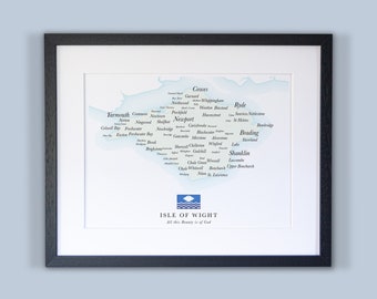 Może przedstawiać: Oprawiony wydruk mapy wyspy Wight, z szczegółowym obrysem wyspy i nazwami miast i wsi. Mapa ma jasnoniebieskie tło i czarną ramę. Tekst brzmi: Isle of Wight, All this Beauty is of God.