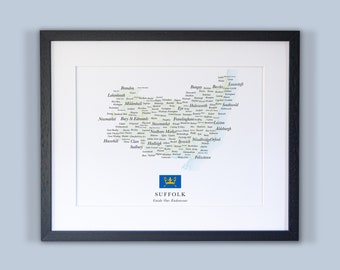 Może przedstawiać: Mapa hrabstwa Suffolk w Anglii, z nazwami miast i miasteczek wydrukowanymi stylizowanym fontem. Mapa jest oprawiona w czarną ramę i zawiera herb w kolorze niebieskim i złotym z napisem "Suffolk Guide Our Endeavour".