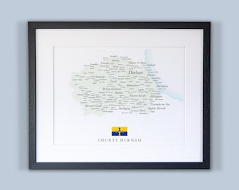 Może przedstawiać: Mapa hrabstwa Durham w Anglii z flagą hrabstwa w prawym dolnym rogu. Mapa pokazuje lokalizacje różnych miast i miasteczek, w tym Durham, Bishop Auckland, Darlington i Hartlepool.