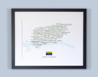 Może przedstawiać: Mapa hrabstwa West Sussex w Anglii, z nazwami miast i miasteczek wydrukowanymi czarną czcionką na białym tle. Mapa jest oprawiona w czarną ramę i zawiera flagę West Sussex w prawym dolnym rogu.